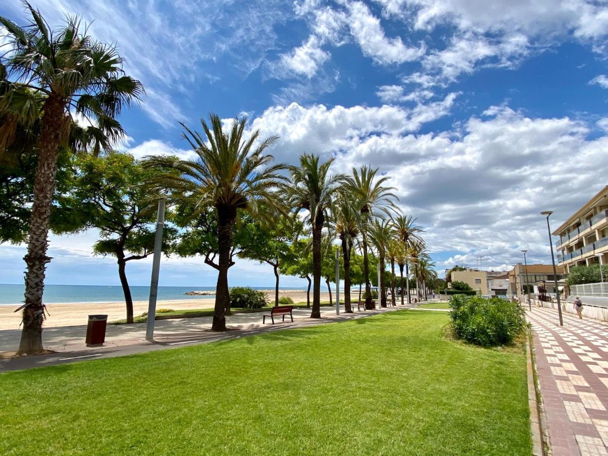 House In Front Of The Beach With Sea View Cambrils Exterior foto