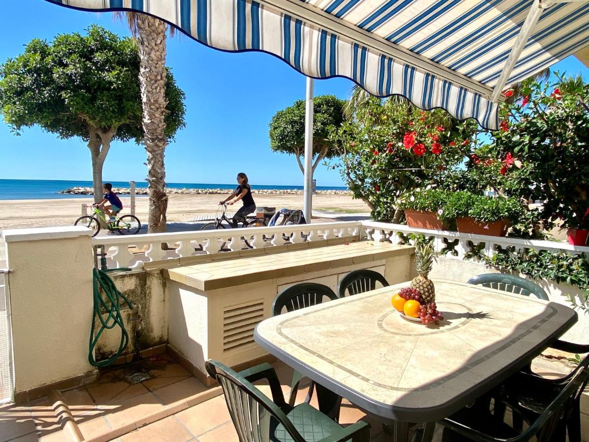 House In Front Of The Beach With Sea View Cambrils Exterior foto