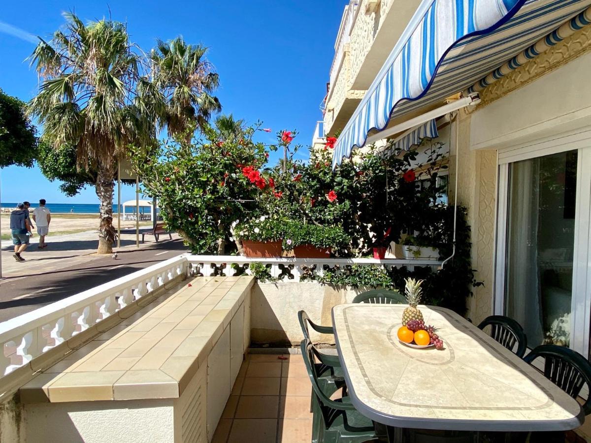 House In Front Of The Beach With Sea View Cambrils Exterior foto