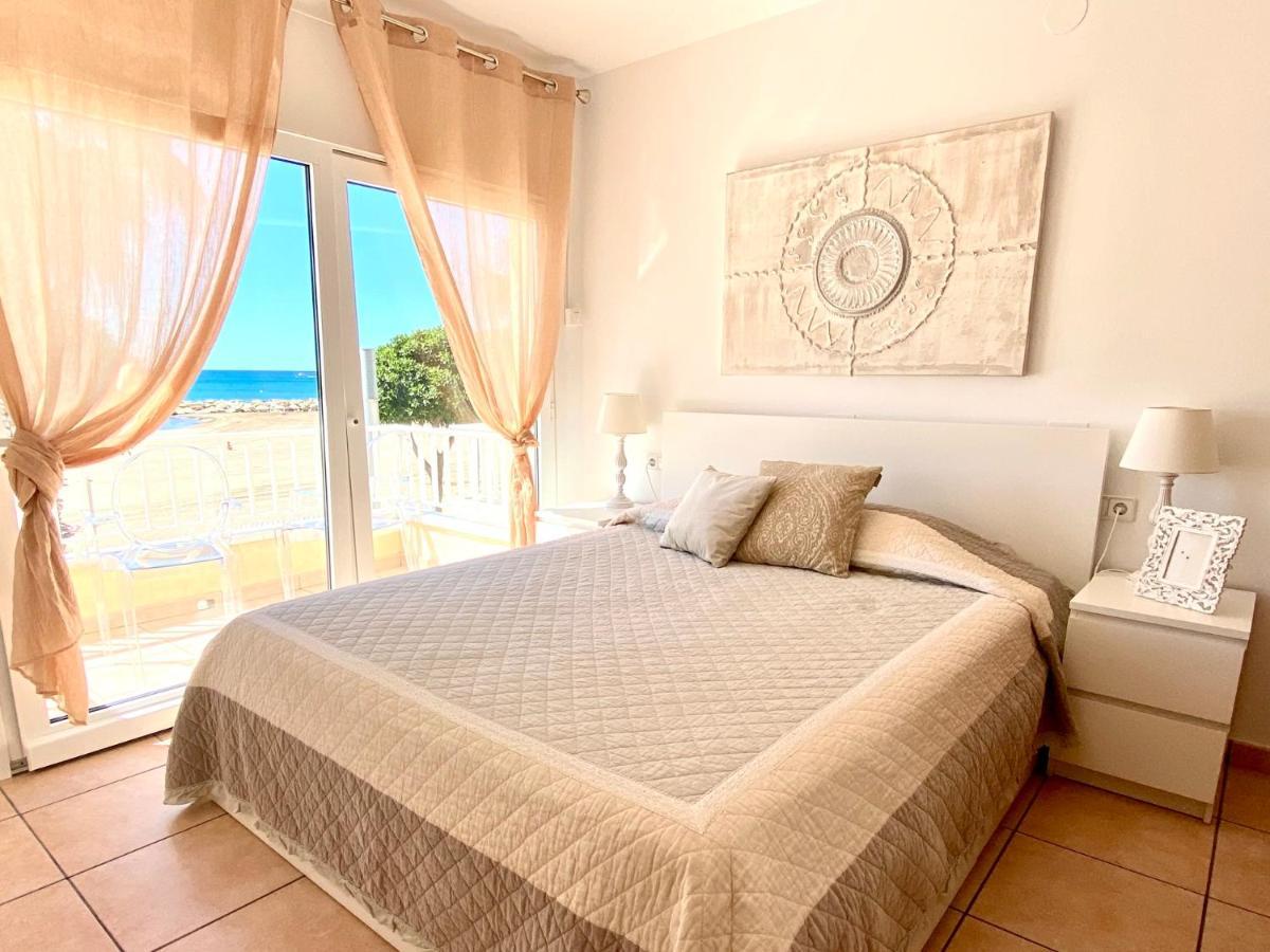 House In Front Of The Beach With Sea View Cambrils Exterior foto