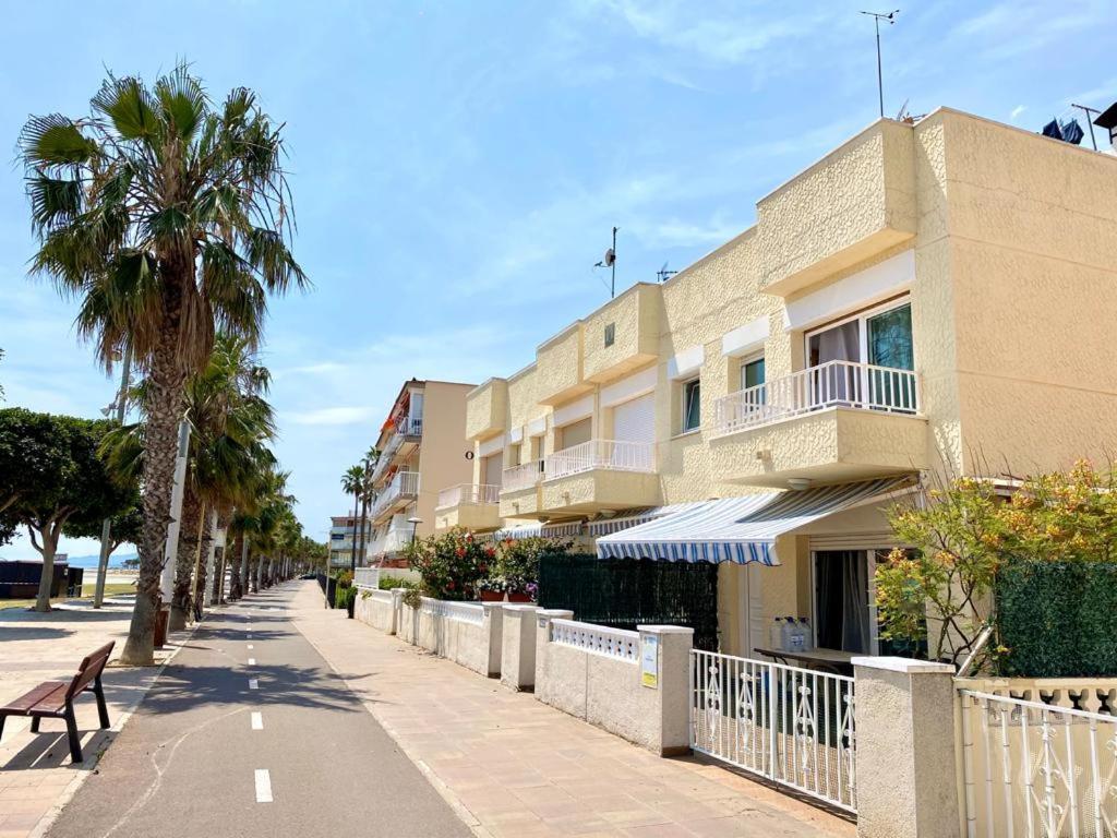 House In Front Of The Beach With Sea View Cambrils Exterior foto